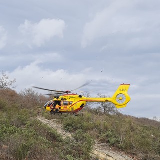 Vallebona: 43enne si ferisce in campagna, mobilitazione di soccorsi e trasporto in elicottero a Pietra Ligure Vallebona: 43enne si ferisce in campagna, mobilitazione di soccorsi e trasporto in elicottero a Pietra Ligure