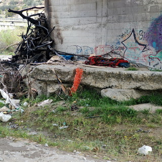 Ventimiglia. forte degrado nel fiume Roja, la testimonianza fotografica di un cittadino: "Sembra una favela brasiliana!"