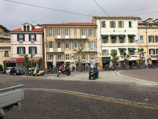 Sanremo: tolta l'aiuola spartitraffico da piazza Colombo spazio ai mezzi in divieto di sosta