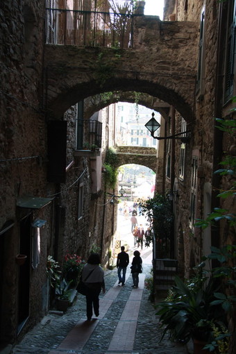 Presepi in vetrina a Dolceacqua, 19 attività commerciali hanno partecipato all'iniziativa del Centro Culturale e Ricreativo Presepi in vetrina a Dolceacqua, 19 attività commerciali hanno partecipato all'iniziativa del Centro Culturale e Ricreativo