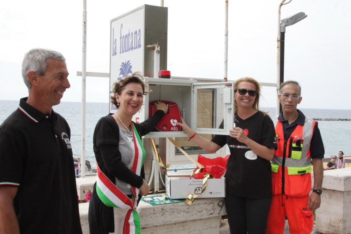 Da oggi parte il "Progetto Vita Sanremo", posizionato anche un nuovo defibrillatore in corso Imperatrice Da oggi parte il "Progetto Vita Sanremo", posizionato anche un nuovo defibrillatore in corso Imperatrice