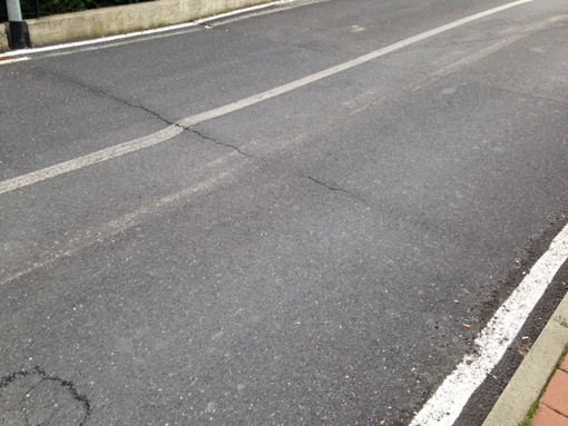 Imperia: pericoloso avvallamento in via San Pio da Pietrelcina, la segnalazione di un lettore (foto) Imperia: pericoloso avvallamento in via San Pio da Pietrelcina, la segnalazione di un lettore (foto)
