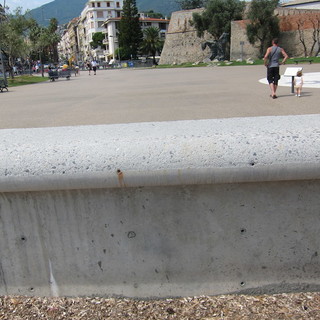 Sanremo: dietro la rinnovata Pian di Nave una scogliera nel degrado, con una siringa e tanti cocci di bottiglie