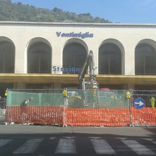 Ventimiglia: iniziati i lavori di demolizione della fontana di piazza della Stazione, sarà ricostruita la rotatoria ma di dimensioni ridotte
