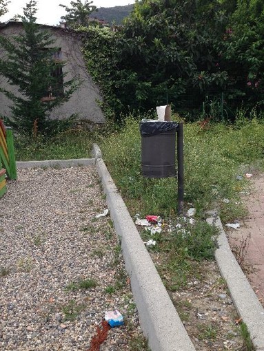 Bevera: degrado nell'area giochi, la segnalazione di una nostra lettrice "Non si possono dimenticare sempre le frazioni" Bevera: degrado nell'area giochi, la segnalazione di una nostra lettrice "Non si possono dimenticare sempre le frazioni"