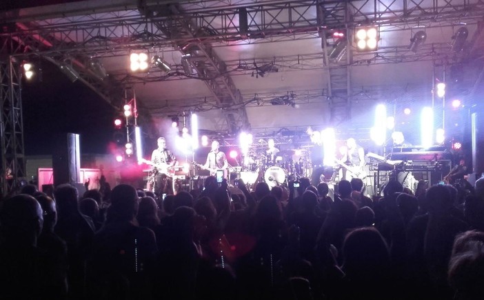 Un mare di folla ieri sera a Diano Marina per l'applauditissimo concerto di Enrico Ruggeri