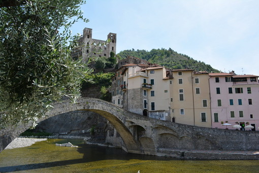 Val Nervia: lamentele su scarsi controlli anti Covid, il Sindaco di Dolceacqua "Le forze dell'ordine fanno quanto possibile" Val Nervia: lamentele su scarsi controlli anti Covid, il Sindaco di Dolceacqua "Le forze dell'ordine fanno quanto possibile"