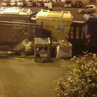 Sanremo: cassonetti dei rifiuti traboccanti e maleodoranti, la forte presa di posizione di una lettrice