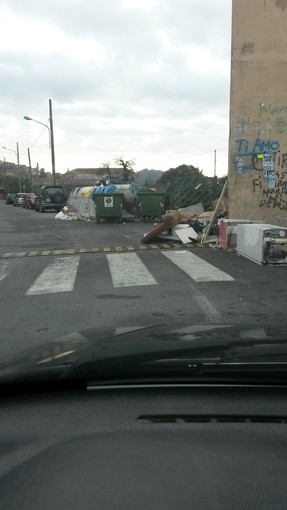 Imperia: una nostra lettrice denuncia, piccola discarica in prossimità delle scuole di Caramagna
