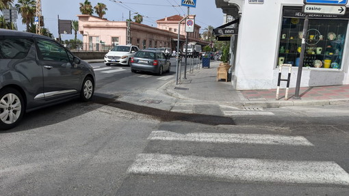 Sanremo: asfalto di pessima qualità tra via Verdi e piazza Battisti, segnalazione della Polizia Municipale (Foto)