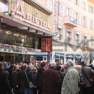 #Festival2016: all'ingresso del teatro Ariston anche i controlli 'a campione' con i metal detector