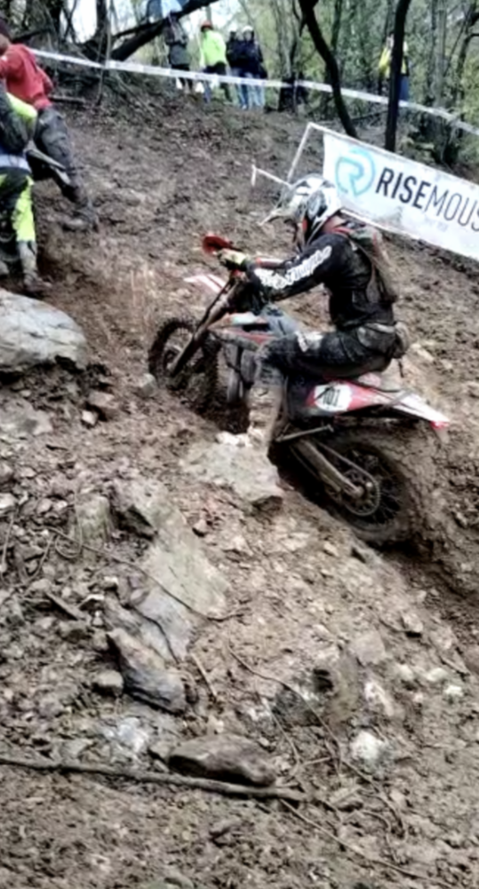 Nella foto di gruppo del DRT POWERSPORTS altri due sanremesi al via. Da destra Simone Mistretta ritirato dopo le qualifiche, Davide Dall’Ava (101) vincitore della classifica Silver, Luca Bianchi (105) classificato 40* della Cat. Silver e il meccanico del Team Alessandro Giovannini tutti del Moto Club Enduro Sanremo. Nella foto di gruppo del DRT POWERSPORTS altri due sanremesi al via. Da destra Simone Mistretta ritirato dopo le qualifiche, Davide Dall’Ava (101) vincitore della classifica Silver, Luca Bianchi (105) classificato 40* della Cat. Silver e il meccanico del Team Alessandro Giovannini tutti del Moto Club Enduro Sanremo.