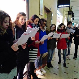 Imperia: grande successo delle ragazze dell'Istituto Ruffini con il flash mob sotto i portici per Tullio De Mauro (foto)