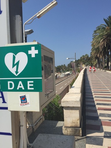 Sanremo: dopo il danneggiamento della teca e la scomparsa, è stato ripristinato il defibrillatore di corso Imperatrice