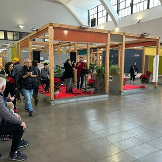 Natale tra le bancarelle: Marco e Diletta Genovese cantano al mercato annonario