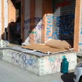 Ventimiglia: bombole del gas abbandonate nell'area della stazione ferroviaria, residenti preoccupati “Abbiamo paura che qualcuno possa dar fuoco”