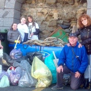 Sanremo: circa 120 Kg di rifiuti raccolti nel Portovecchio da 'I Deplasticati' e i Consoli del Mare