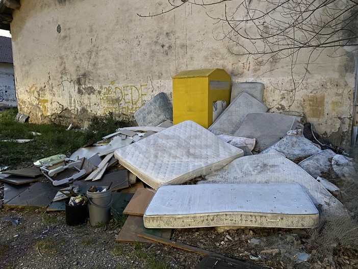 Taggia: discarica di materassi alle ex Caserme Revelli, l'area è accessibile notte e giorno nonostante l'ordinanza