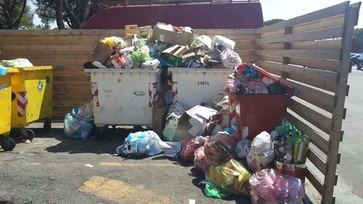 Bordighera: problemi con la raccolta differenziata in zona Due Strade, ispezione dei Vigili Urbani “Saranno inviati alcuni verbali” Bordighera: problemi con la raccolta differenziata in zona Due Strade, ispezione dei Vigili Urbani “Saranno inviati alcuni verbali”