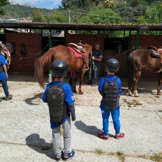 Taggia: dopo la raccolta fondi, giornata a cavallo per i bambini della Associazione Diabete Giovanile Ponente Ligure