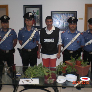 Diano San Pietro: blitz dei Carabinieri, 25enne trovato con hashish e coltivazione di marijuana