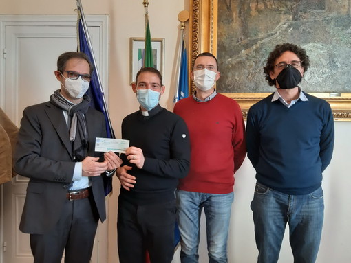 Bordighera: consegnato fondo di solidarietà della Giunta a don Salvatore Albano Bordighera: consegnato fondo di solidarietà della Giunta a don Salvatore Albano