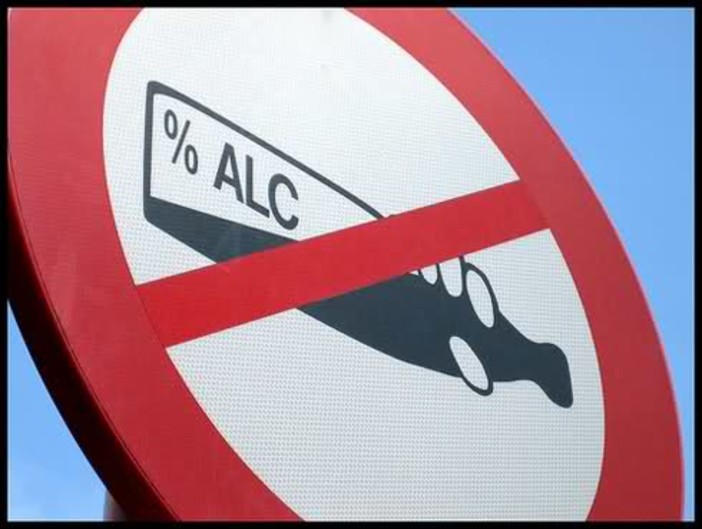 Bordighera: da stasera al 30 settembre ordinanza del Sindaco, divieto di bere alcolici in strada dalle 22 alle 6