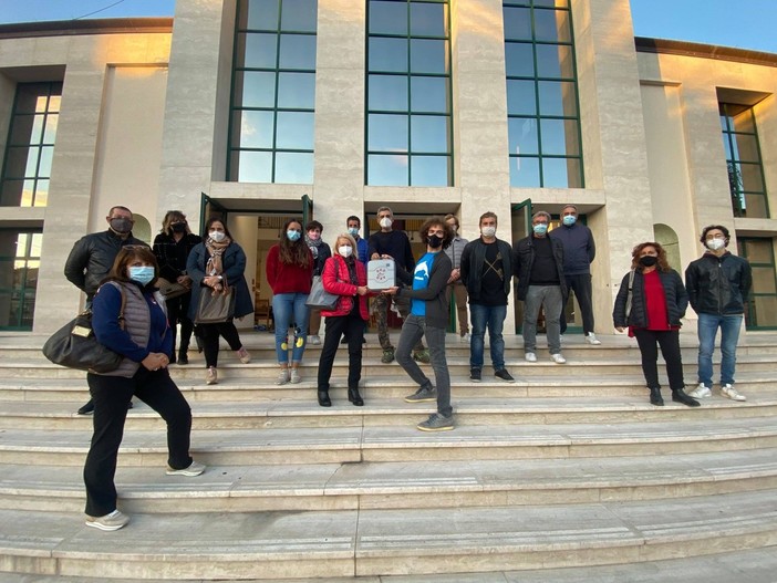 Bordighera, donato un defibrillatore al mercato coperto: grande gesto di solidarietà della 'Bordieventi' e di tanti cittadini Bordighera, donato un defibrillatore al mercato coperto: grande gesto di solidarietà della 'Bordieventi' e di tanti cittadini