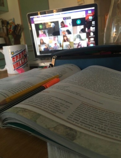 "Chi dovrebbe avere il mondo in mano, oggi ha solo uno smartphone", l'accorata lettera di una studentessa sanremese "Chi dovrebbe avere il mondo in mano, oggi ha solo uno smartphone", l'accorata lettera di una studentessa sanremese