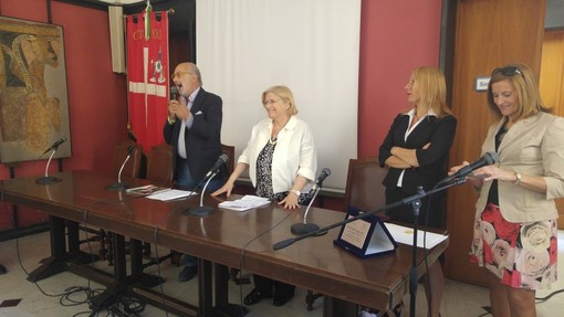 La senatrice Albano a Noli su incarico del presidente del Senato Grasso per premiare la classe 5B della scuola Gandoglia La senatrice Albano a Noli su incarico del presidente del Senato Grasso per premiare la classe 5B della scuola Gandoglia