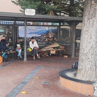 Ventimiglia, degrado in piazza Pertini. Di Muro: "Disposto lavaggio più frequente, separatori anti-bivacco per le panchine e maggiore controllo della polizia locale"