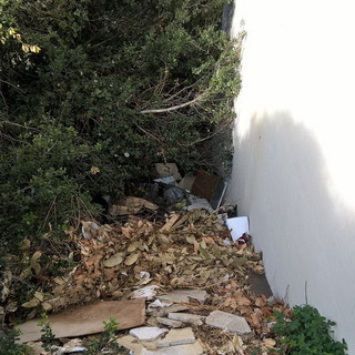 San Bartolomeo al Mare: in via Murta, scoperta oggi un'altra discarica abusiva di rifiuti ingombranti (foto) San Bartolomeo al Mare: in via Murta, scoperta oggi un'altra discarica abusiva di rifiuti ingombranti (foto)