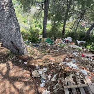 Ventimiglia, discarica a cielo aperto al cimitero di Mortola. Calimera: "A breve sarà fatto un intervento di bonifica"
