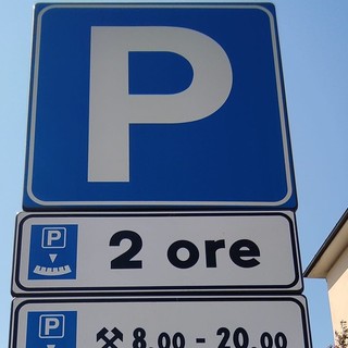 A Diano Marina area parcheggio con disco orario in via Colombo