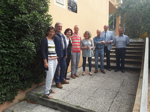 Diano San Pietro: visita di Franco Perlasca, figlio di Giorgio, al bassorilievo inaugurato lo scorso anno opera dell'artista Nives Bonavera