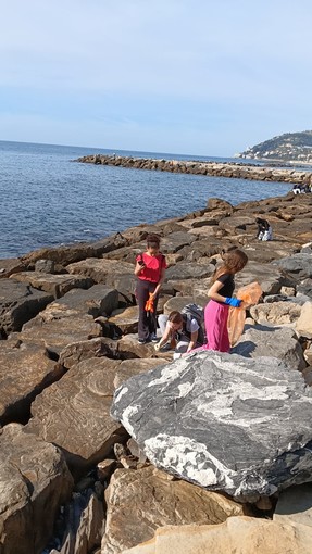 Sanremo, Deplasticati e studenti dell'istituto Colombo ripuliscono Pian di Nave (foto)