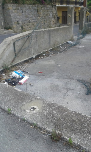 Sanremo: stato di degrado in strada Borgo Tinasso, la segnalazione con foto di un residente