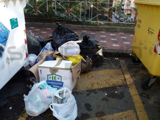 I bordigotti portano i rifiuti a Vallecrosia per non fare la 'differenziata': riunione dell'Amministrazione per arginare il fenomeno I bordigotti portano i rifiuti a Vallecrosia per non fare la 'differenziata': riunione dell'Amministrazione per arginare il fenomeno