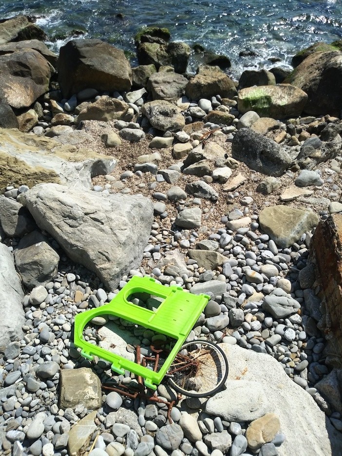 Sanremo: degrado su una piccola spiaggia di strada Tre Ponti, la denuncia di un lettore Sanremo: degrado su una piccola spiaggia di strada Tre Ponti, la denuncia di un lettore