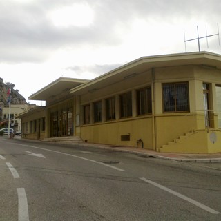 Ventimiglia: migrante cade sopra il confine di Ponte San Luigi, mobilitazione di soccorsi sul posto Ventimiglia: migrante cade sopra il confine di Ponte San Luigi, mobilitazione di soccorsi sul posto