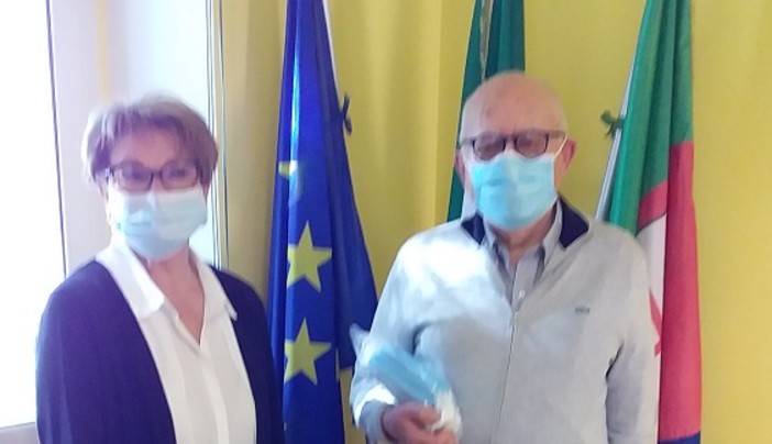 Coronavirus, il Rotary Club di Sanremo dona 500 euro e mascherine al comune di Vallecrosia, i ringraziamenti dell'amministrazione