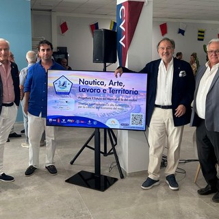 Da sin. a ds: Emiliano Gusmitta presidente Yacht Club Cala del Forte; Riccardo Carboni, presidente Circolo Velico Ventimigliese; Amedeo Solimano, presidente Fondazione Natale Ferrario; Daniel Mineo, assessore al turismo e alle relazioni internazionali del Comune di Mentone
