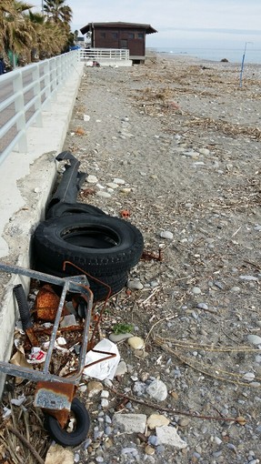 Camporosso: degrado sulla spiaggia, il gruppo 'Per Un'amministrazione Aperta' bacchetta l'amministrazione