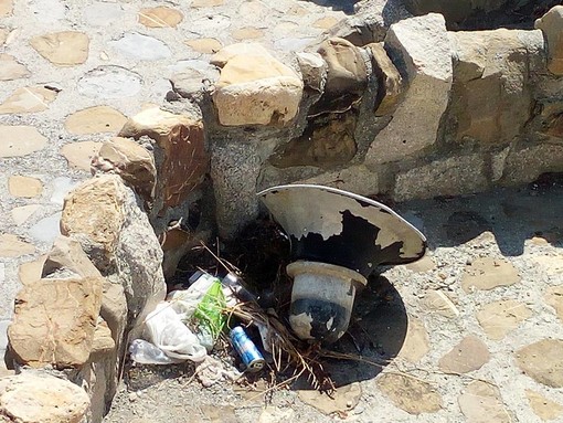 Imperia: degrado e rifiuti in giro per la città, la denuncia via social di un imperiese Imperia: degrado e rifiuti in giro per la città, la denuncia via social di un imperiese