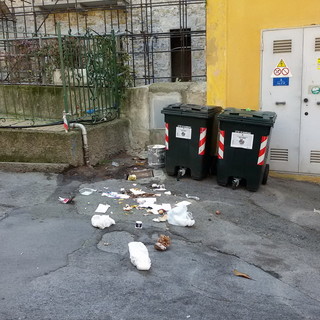 Sanremo: stato di degrado vicino ai cassonetti dei rifiuti, la viva protesta di un cittadino