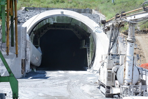 Imperia: non arrivano gli stipendi, sciopero dei dipendenti Tecnis e raddoppio ferroviario a rischio Imperia: non arrivano gli stipendi, sciopero dei dipendenti Tecnis e raddoppio ferroviario a rischio