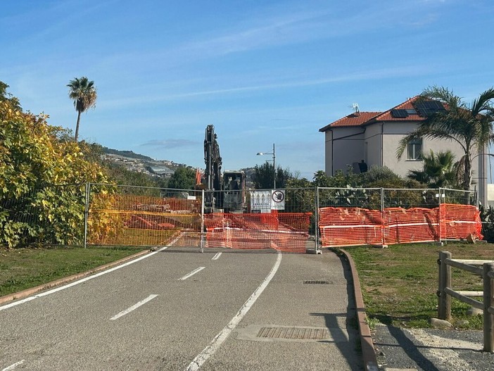 Ciclovia del Ponente premiata, ma il cantiere sul ponte dell’Argentina la rende pericolosa e Fiab scrive a Bucci Ciclovia del Ponente premiata, ma il cantiere sul ponte dell’Argentina la rende pericolosa e Fiab scrive a Bucci