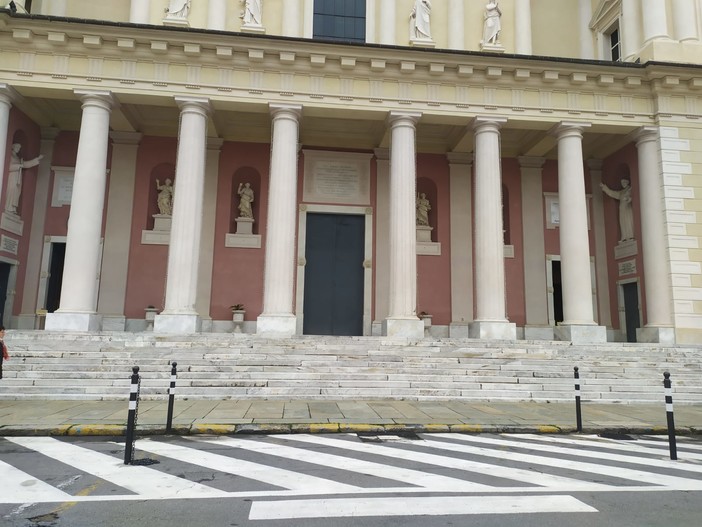Imperia: troppe auto in divieto di sosta durante messe e funerali, arrivano i paletti dissuasori davanti al Duomo