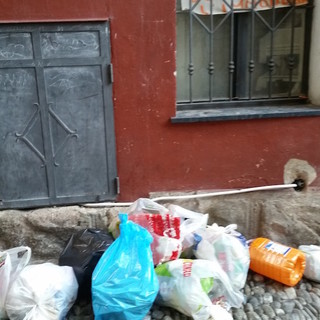 Sanremo: si oppone contro chi usa la Pigna come discarica, la risposta "voi del centro storico siete spazzatura"