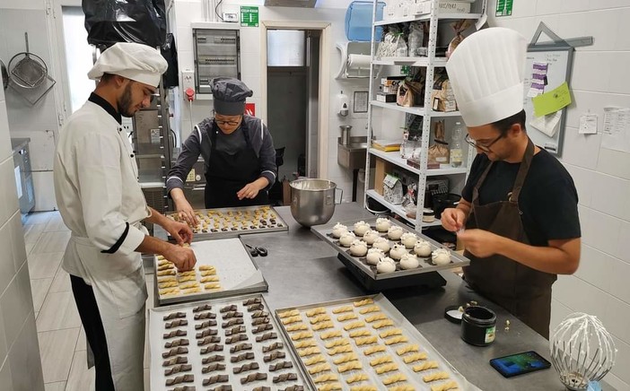 Pasticcieri e pasticcerie d’Italia, conferma il riconoscimento per la Pasticceria ‘Dulcis in fundo’ di Vallecrosia (video) Pasticcieri e pasticcerie d’Italia, conferma il riconoscimento per la Pasticceria ‘Dulcis in fundo’ di Vallecrosia (video)
